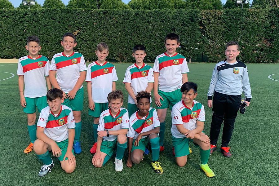 I ragazzi di Roberto Cipolla in posa prima del match